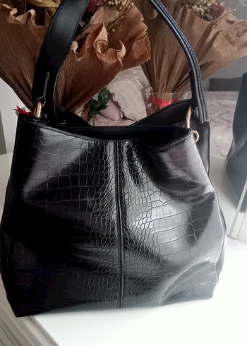Siyah Deri Yılan Desenli Tokalı Kadın Çanta