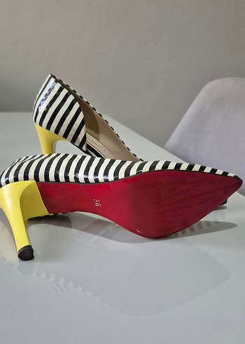 36 Beden Zebra Desenli Beyaz Rugan Stiletto
