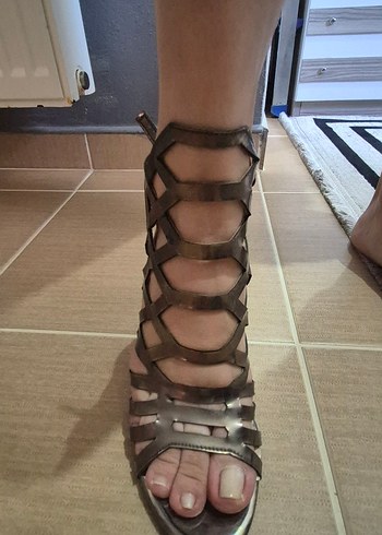 Diger Bej Metal Tokalı Blok Topuklu Kadın Ayakkabı - Görsel 3