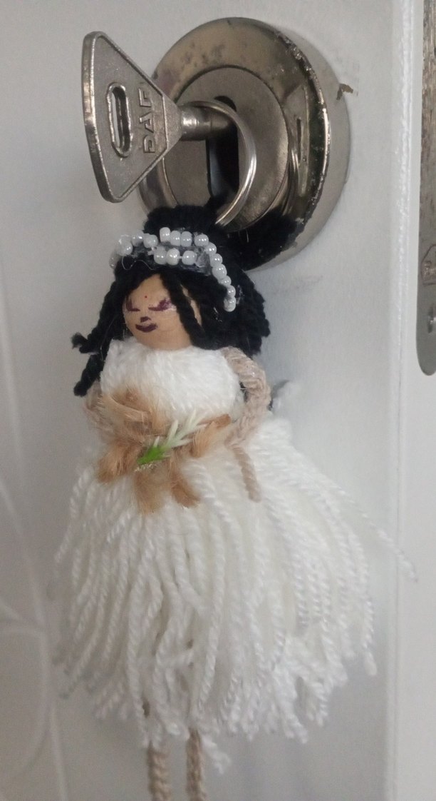 Beyaz El Örgüsü Bebek Anahtarlık - Görsel 3