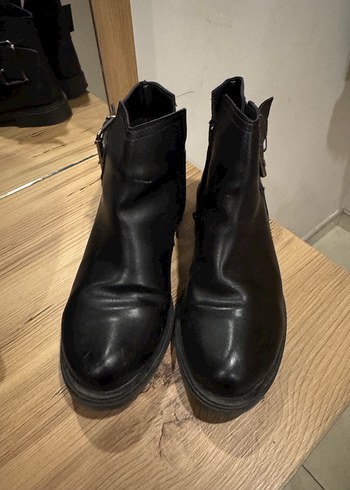 Kadın Siyah Deri Tokalı Topuklu Bot - Görsel 2