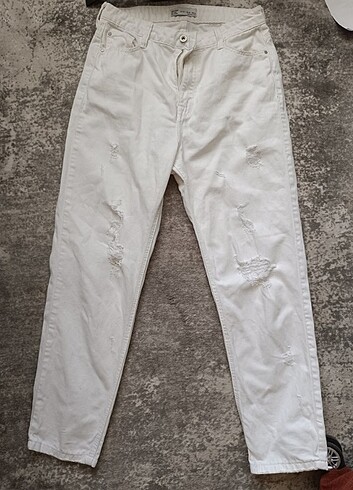 Bershka beyaz yırtık mom jean pantolon 