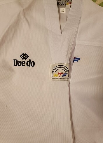daedo taekwondo elbisesi beyaz yakalı ve beyaz kuşak...