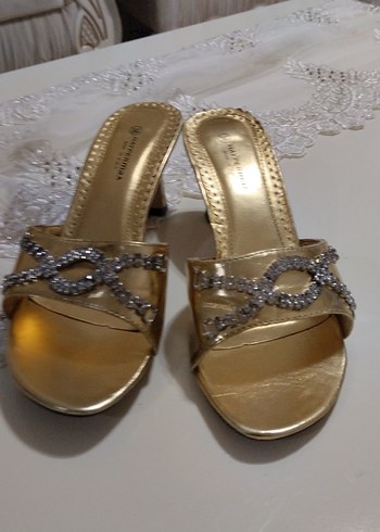 Altın Renkli İşlemeli Topuklu Kadın Terlik - Görsel 5