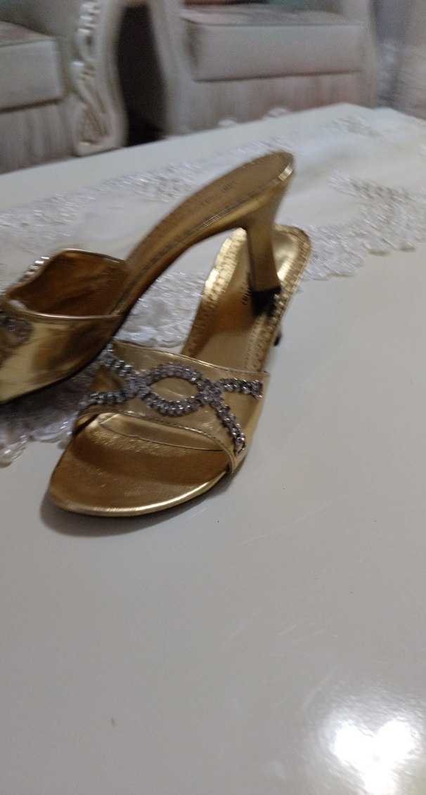 Altın Renkli İşlemeli Topuklu Kadın Terlik - Görsel 3