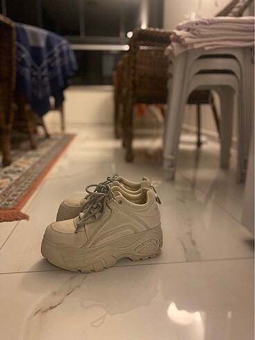 Yüksek tabanlı spor ayakkabı