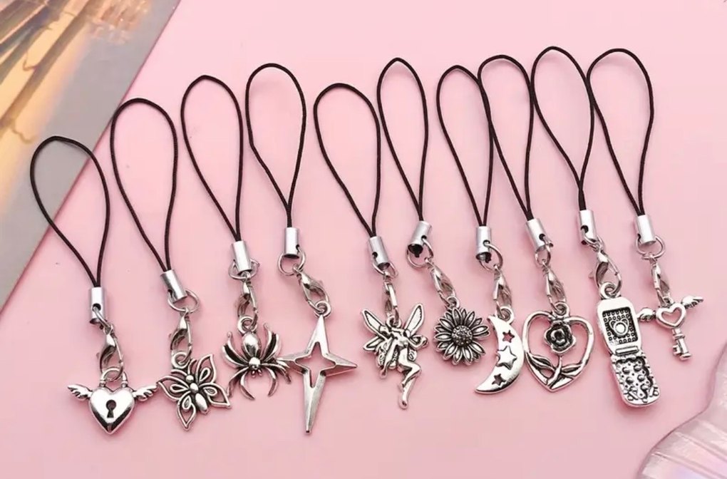 Pembe İşlemeli Zincir Detaylı Kadın Charm - Görsel 3