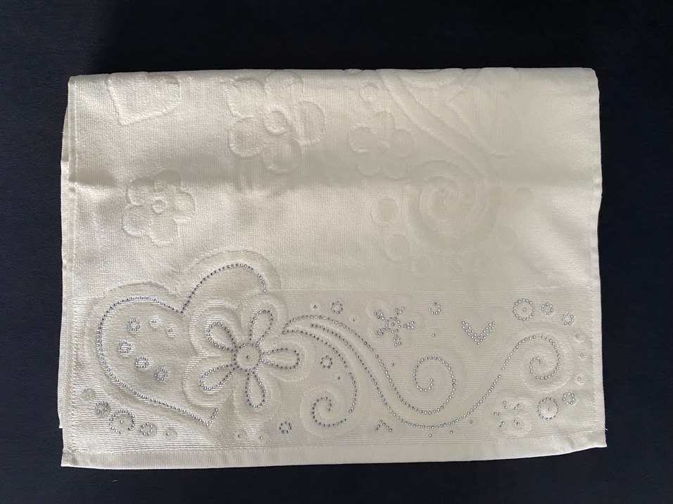 Taş İşlemeli Beyaz Kadife Çeyizlik Havlu - Görsel 2