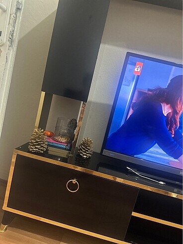 Diğer Tv Ünitesi Siyah Altın Gold.