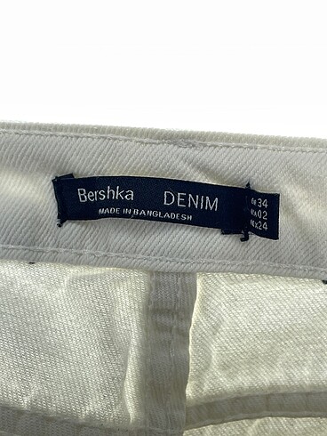 34 Beden beyaz Renk Bershka Jean / Kot %70 İndirimli.