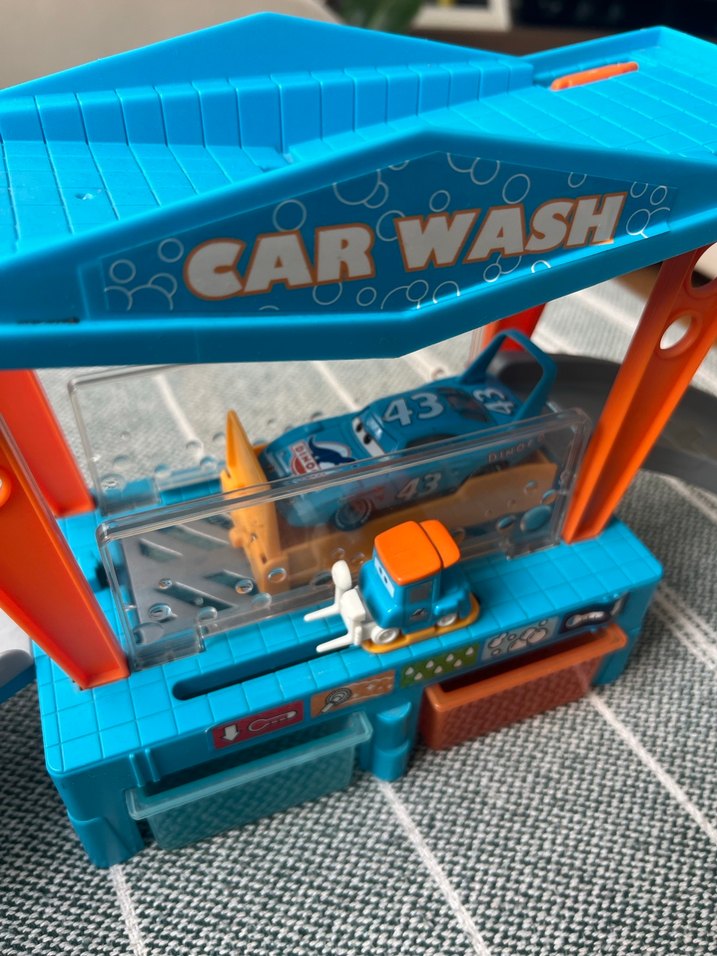 Mattel Cars Dinoco Araba Yıkama Oyun Seti GTK91 - Görsel 4