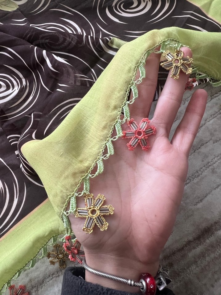 Çiçek Desenli Kadın Fular - Görsel 3