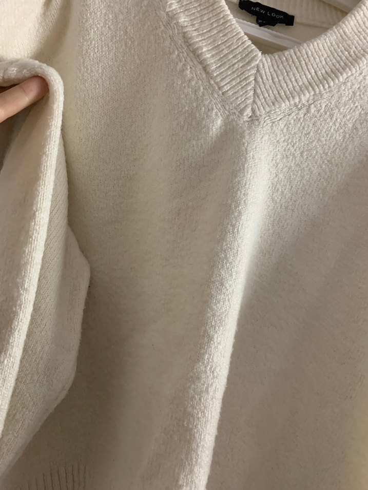 Beyaz V Yakalı Örgü Kadın Kazak - Görsel 3