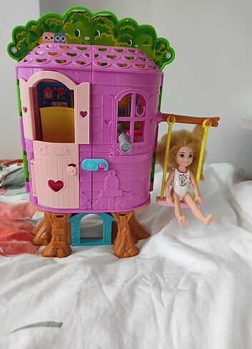 Chelsea ağaç oyun evi