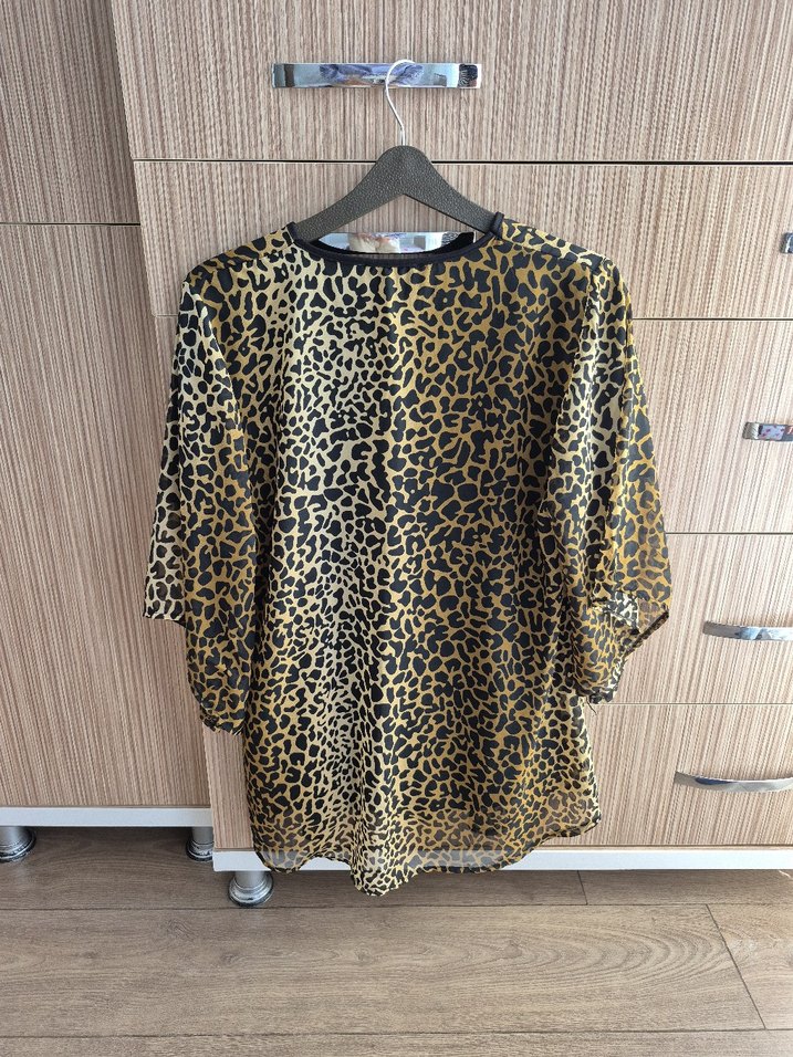 Drapeli Leopar Desenli V Yaka Mini Bluz - Görsel 3