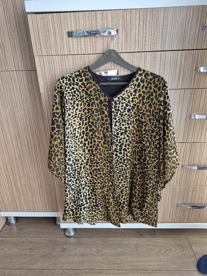 Drapeli Leopar Desenli V Yaka Mini Bluz - Görsel 2