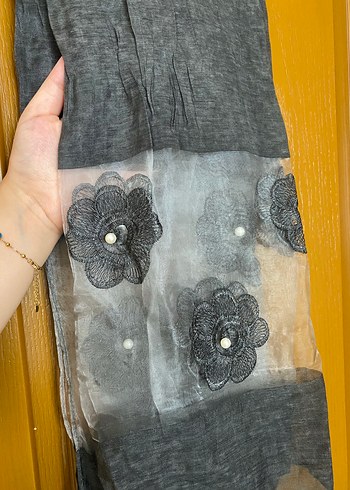 Antrasit renkte, inci ve çiçek detaylı şal - Görsel 2