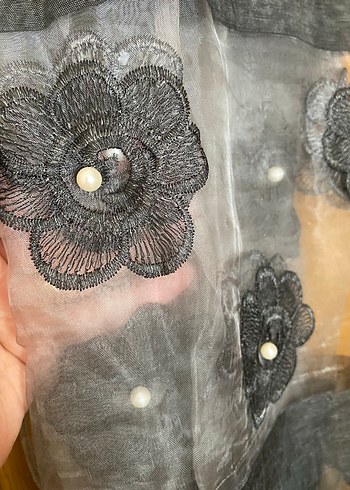 Antrasit renkte, inci ve çiçek detaylı şal - Görsel 3