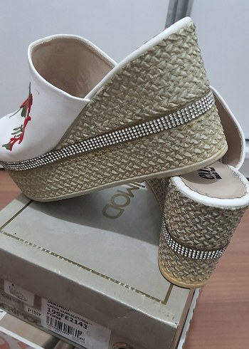 36 Beden Nakışlı Beyaz Dolgu Topuklu Kadın Terlik