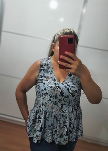 V Yaka Çiçekli Bluzu