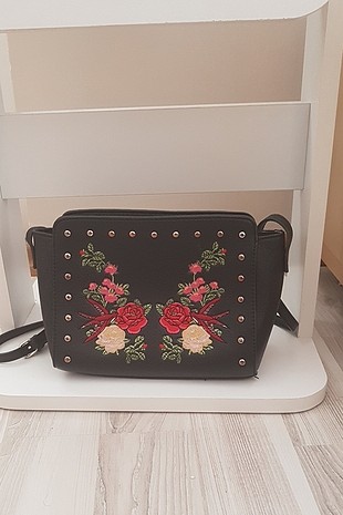 zımbalı çiçek işlemeli kol çantası 