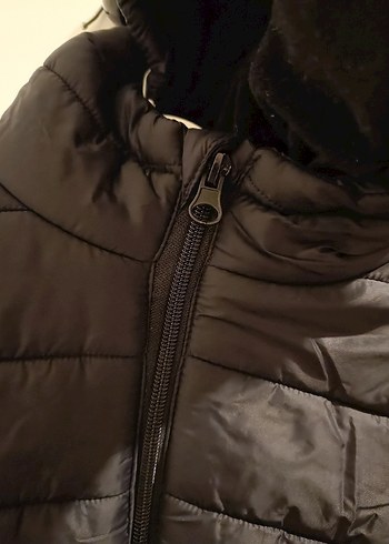 Erkek Çocuk Siyah Kürklü Kapüşonlu Mont - Görsel 3