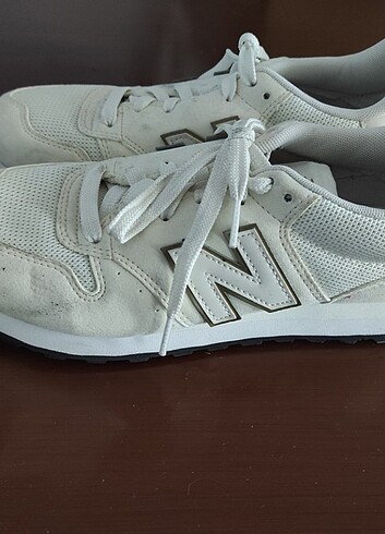Beyaz spor ayakkabı temiz