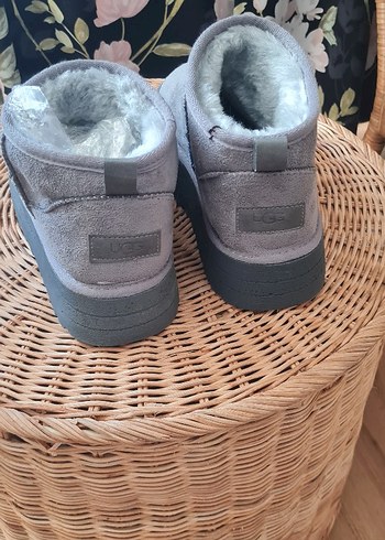 New Balance ve Ugg - Görsel 5