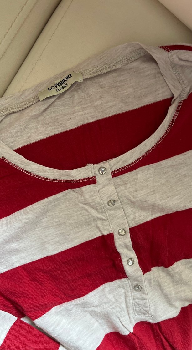 Düğmeli Kırmızı Gri Çizgili tsort - Görsel 2