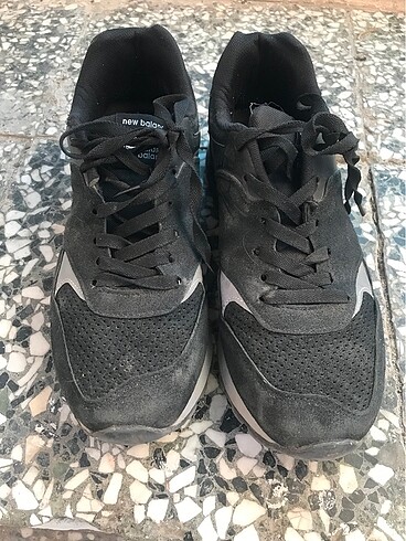 siyah spor ayakkabı bikaç kez giyildi