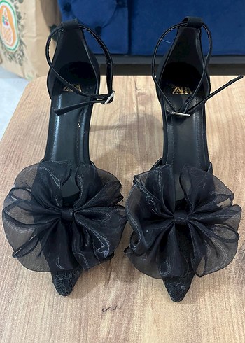 Siyah Stiletto Topuklu Fırfırlı Kadın Abiye Ayakkabı