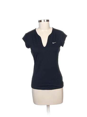 Nike T-shirt %70 İndirimli.