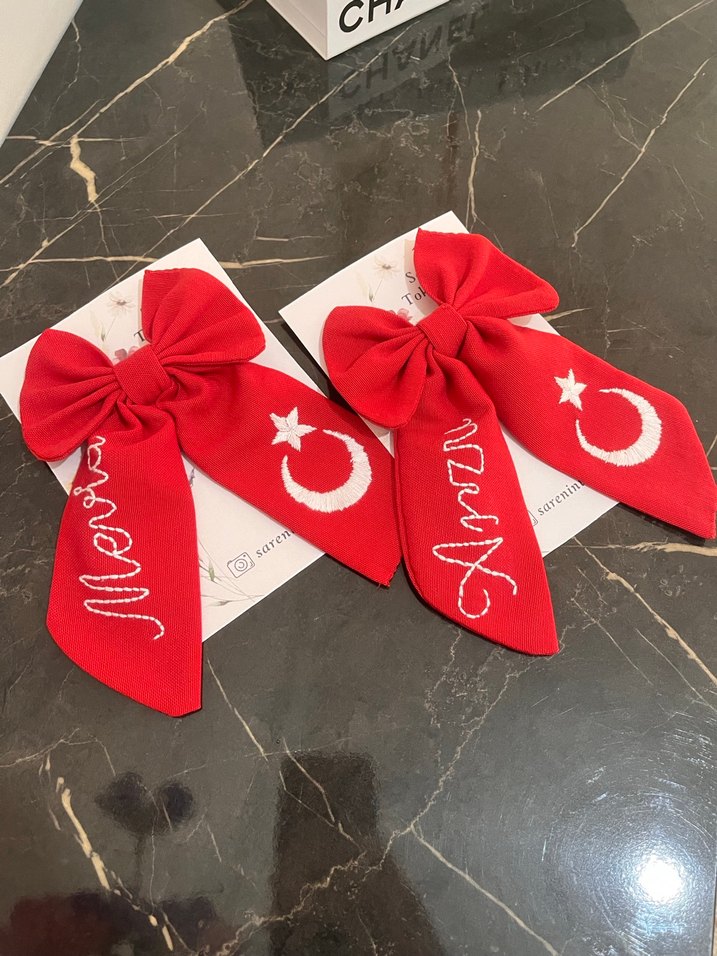 Nakışlı Kırmızı Fiyonk Saç Tokası - Görsel 3