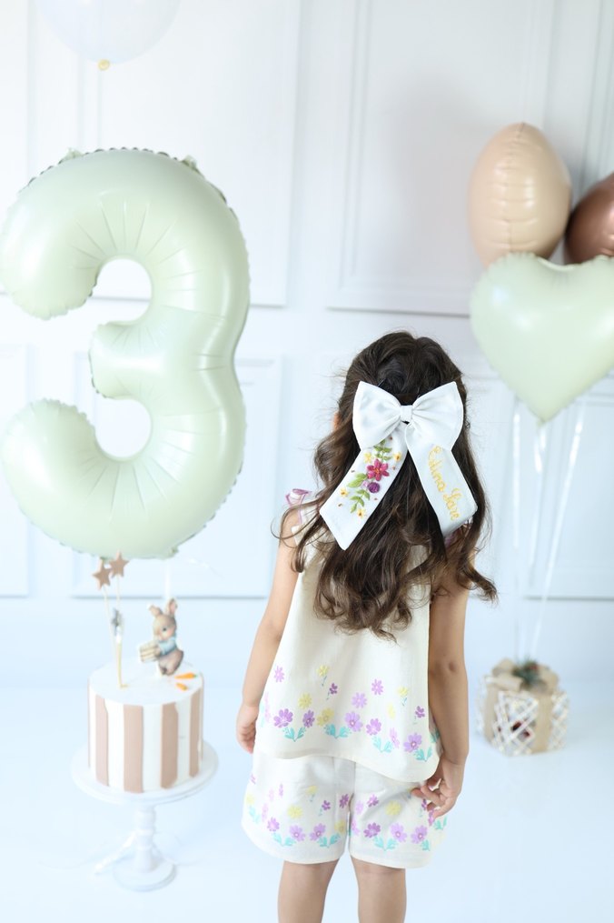 Çiçek Baskılı Beyaz Fiyonk Saç Bandı - Görsel 2