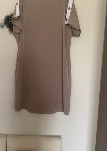 Düğmeli V Yaka Bej Midi Elbise - Görsel 2