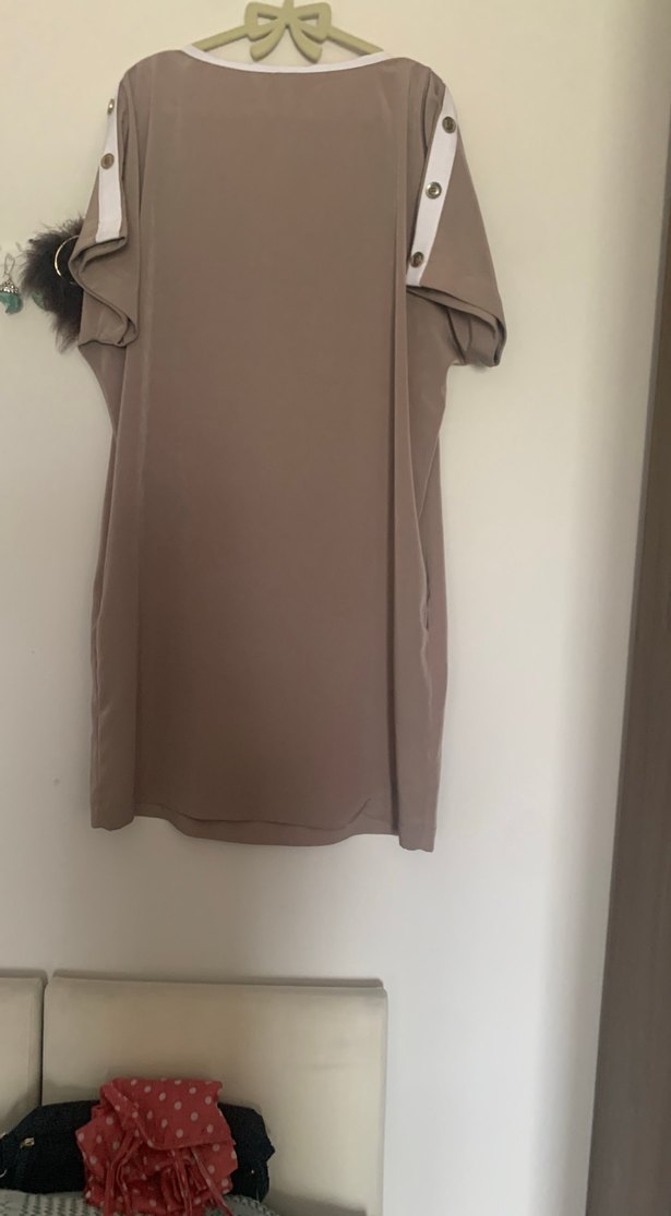 Düğmeli V Yaka Bej Midi Elbise - Görsel 2