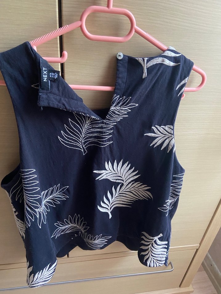 Next- black in colour with leaves design sleeveless top - Görsel 2