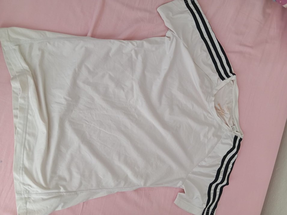 Beyaz V Yaka Kısa Kollu Tişört - Görsel 2