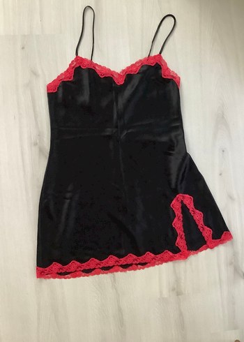 Siyah Kırmızı Nakışlı Mini Gotik Gecelik.