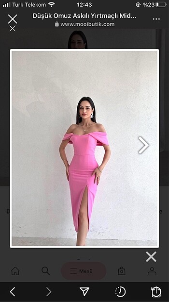 Pembe yırtmaçlı elbise