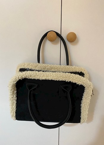  Beden Beyaz Peluş Detaylı Kadın Çanta