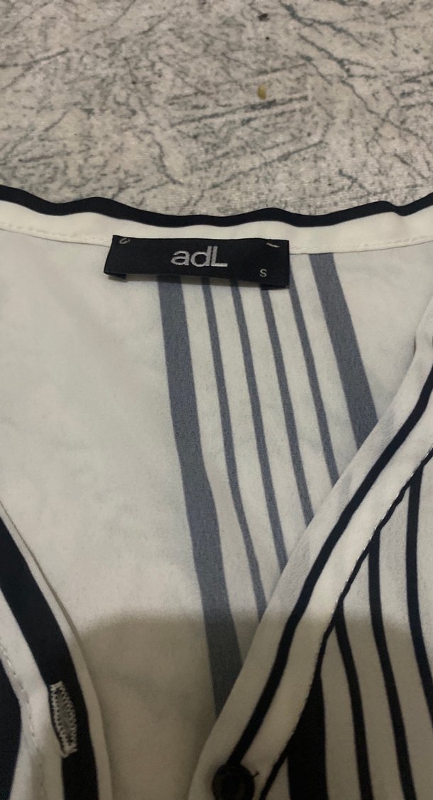 Düğmeli V Yakalı Çizgili Kadın Gömlek - Görsel 5