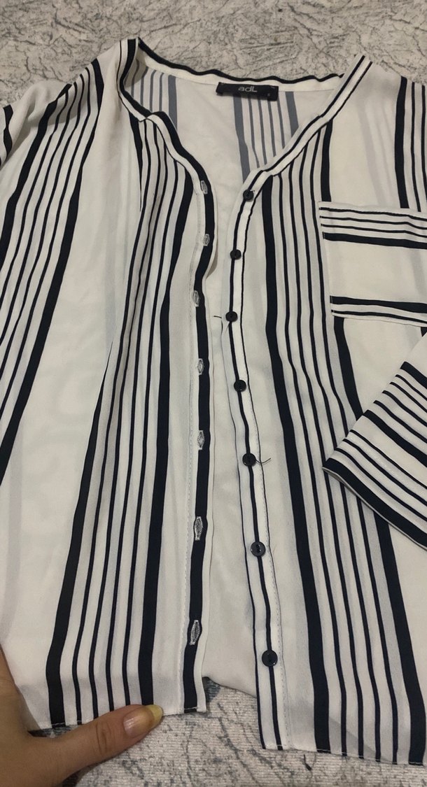 Düğmeli V Yakalı Çizgili Kadın Gömlek - Görsel 3