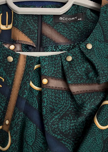 Zincir Detaylı Yılan Desenli Uzun Elbise - Görsel 4