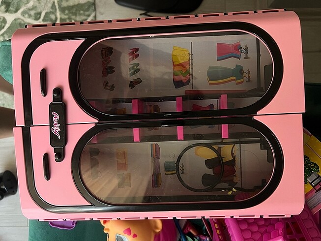 Barbie dolabı