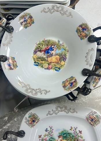 Beyaz Çiçekli Desenli Kulplu Porselen Tabak - Görsel 2