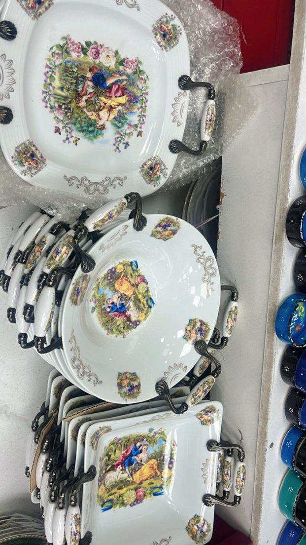 Beyaz Çiçekli Desenli Kulplu Porselen Tabak - Görsel 3