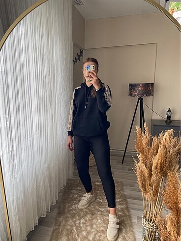Guess sweatshirt