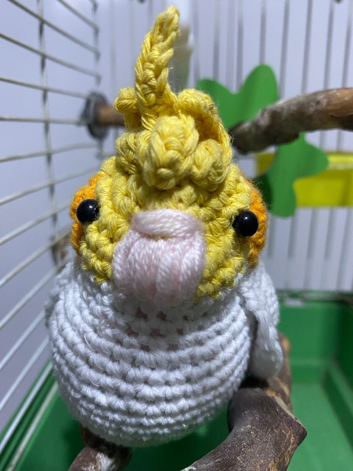 Renkli Tüylü Beyaz Örgü Papağan Peluş Oyuncak - Görsel 2