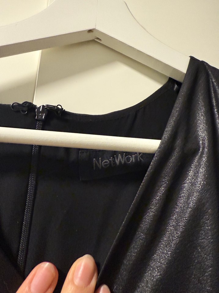 Drapeli V Yakalı Siyah Midi Elbise - Görsel 2